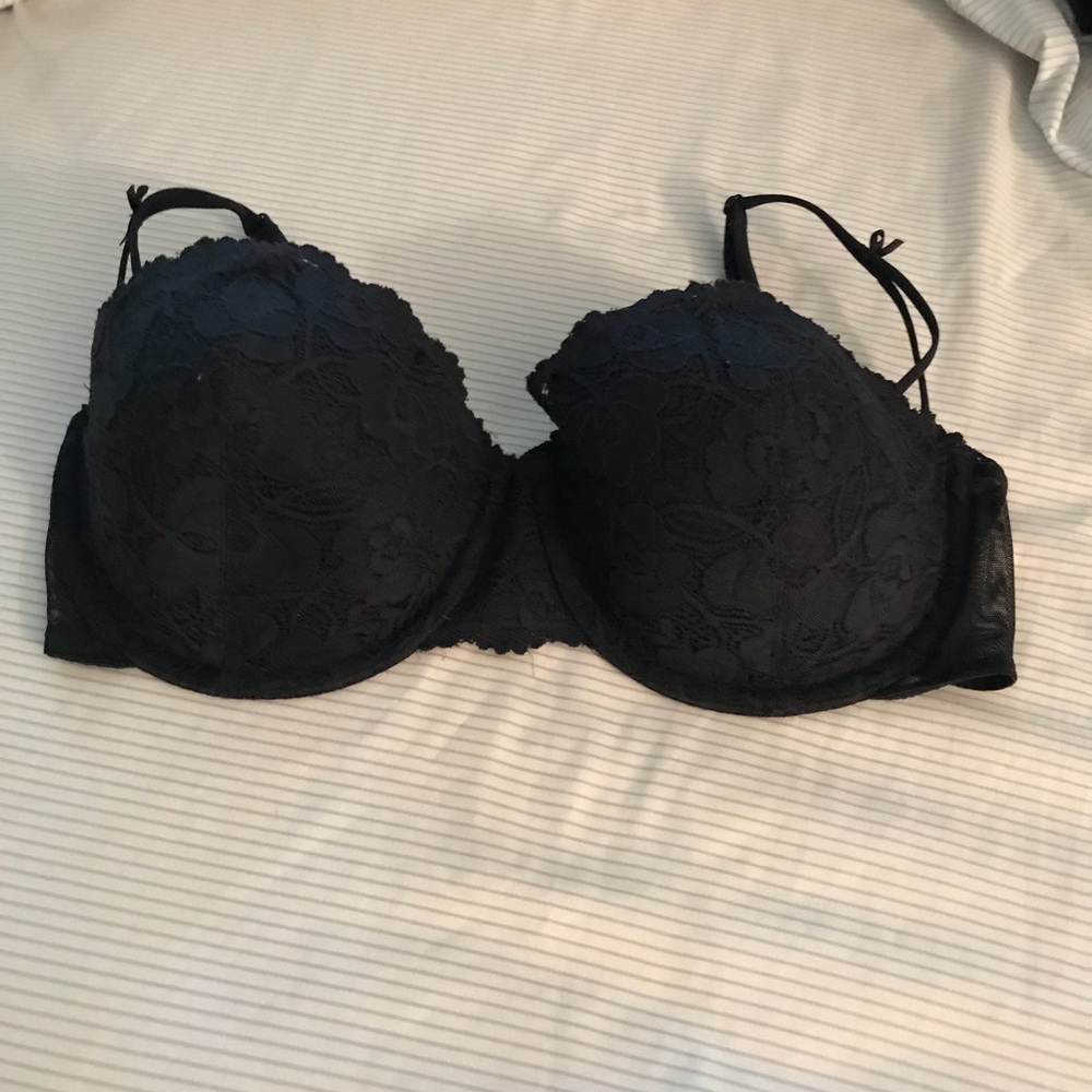 Black laced underwire bra